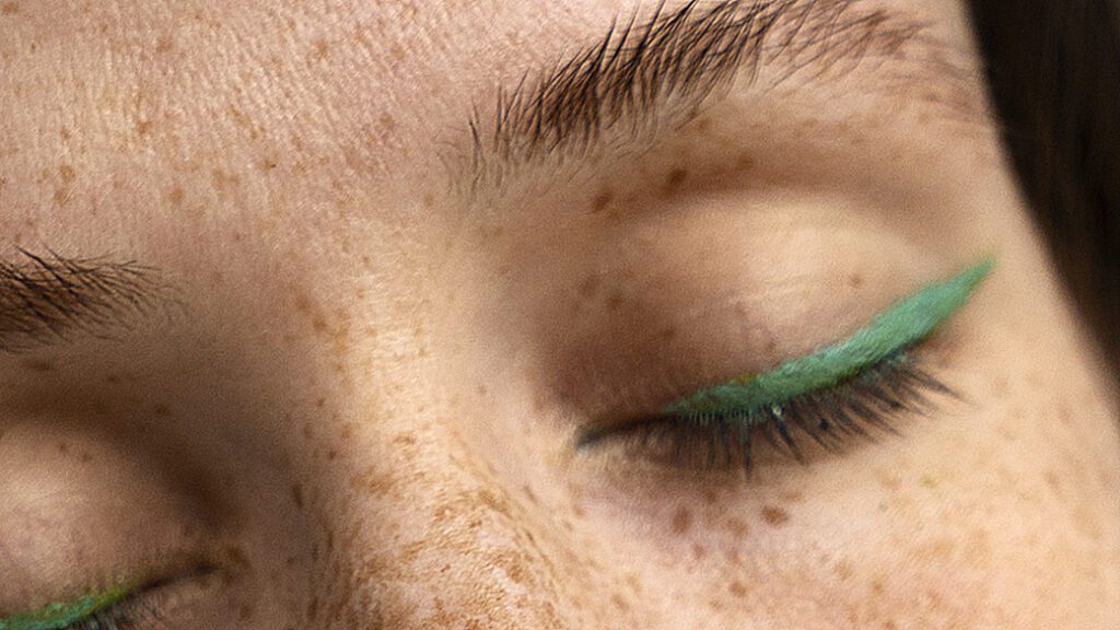 Tendenze make up 2024: come valorizzare sopracciglia ed occhi