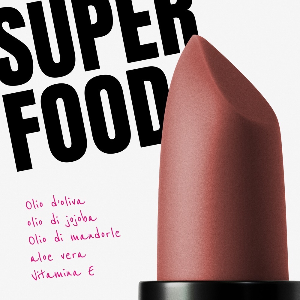 Il Nude Lipstick di Rybella è arricchito con olio d'oliva, olio di jojoba, olio di mandorle, aloe vera e vitamina E