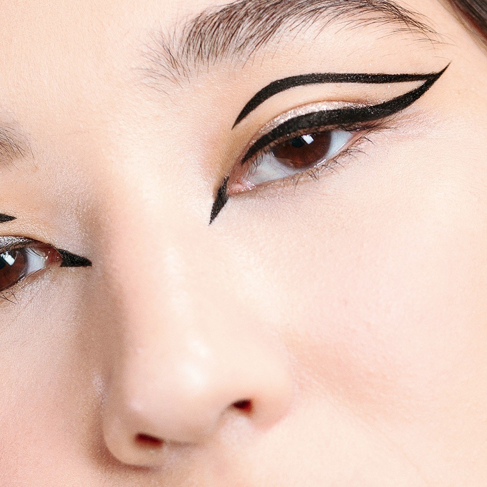 Graphic liner realizzata con l' Eye Liner Rybella