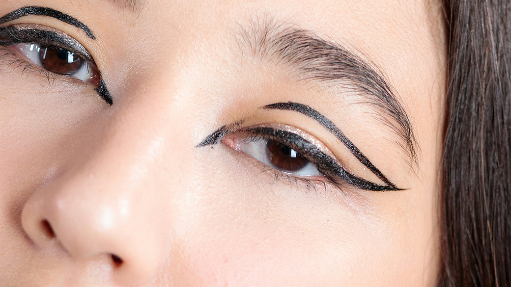 Eyeliner bold e linee geometriche le tendenze make up del 2025